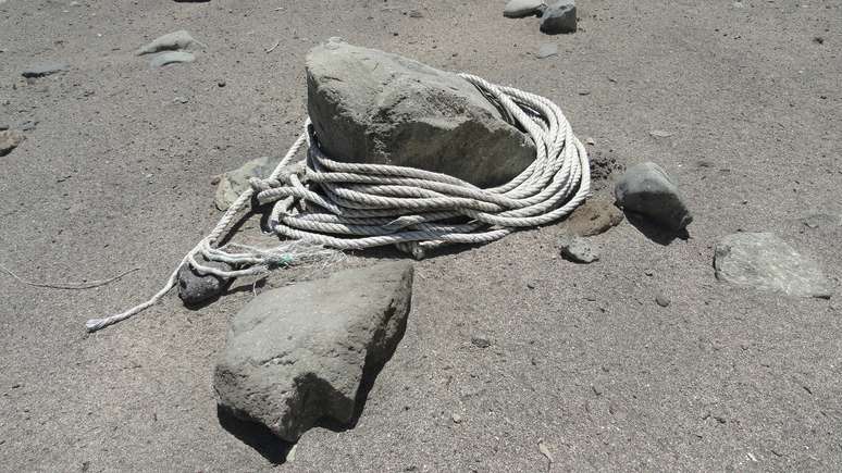 Materiais de pesca vindos do oceano são encontrados em ilha remota do Brasil