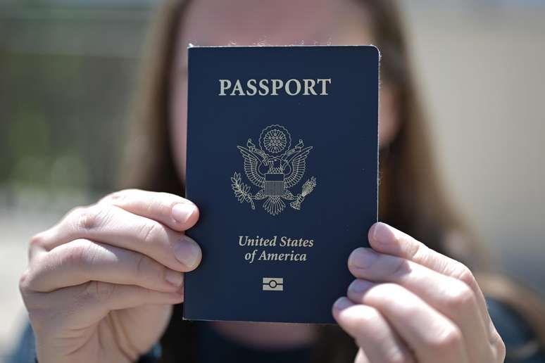Potência do passaporte dos EUA cai para a mínima histórica
