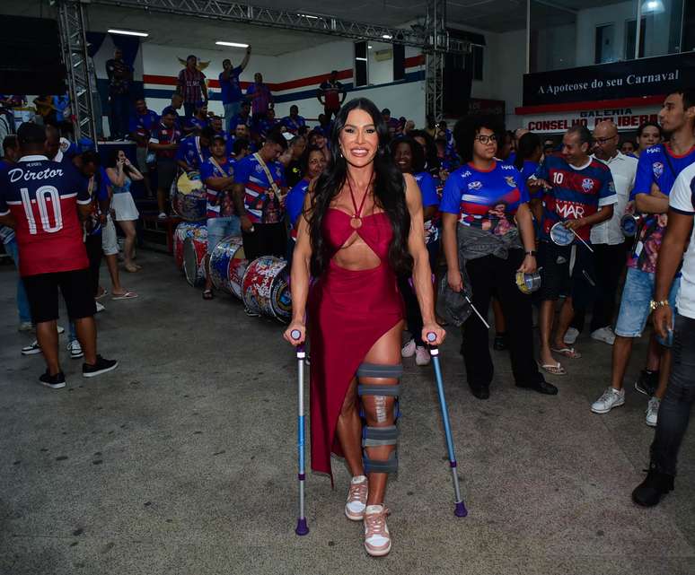 Gracyanne uses crutches at Ilha do Governador Union rehearsals Gracyanne uses crutches at Ilha do Governador Union rehearsals