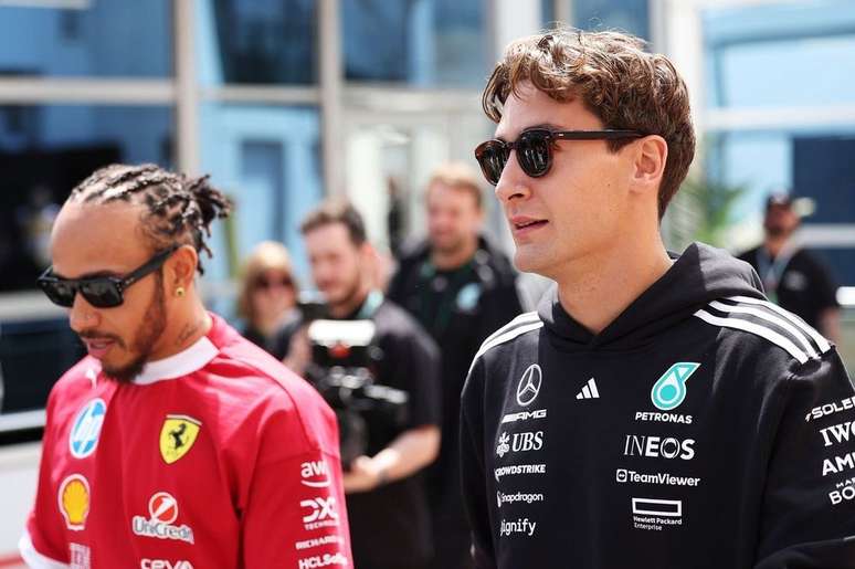 George Russell e Lewis Hamilton caminhando pelo paddock