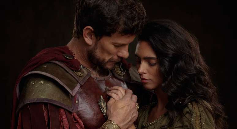 Caius (Dudu Pelizzari) e Elisa (Nathalia Florentino) formam o casal de 'O Senhor e a Serva'