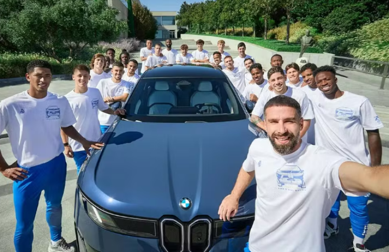 Jogadores do Real Madrid receberam carros de luxo