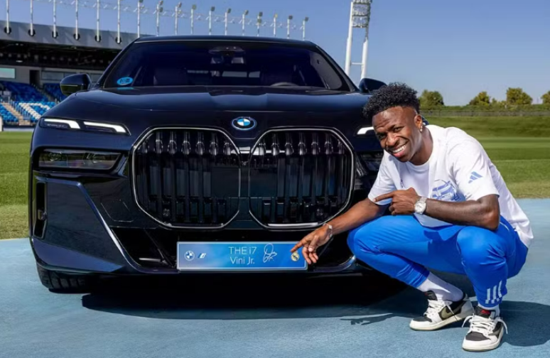 Vini Jr. com seu modelo de carro de luxo