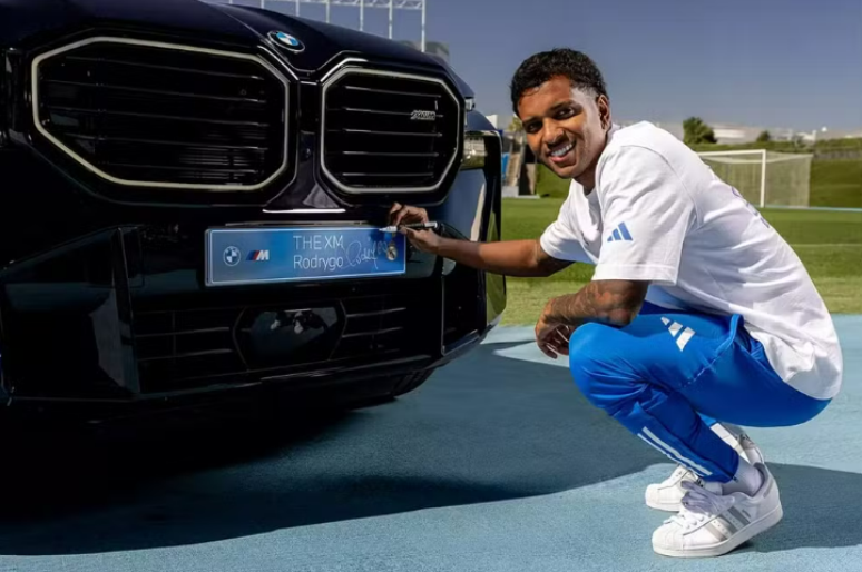 Rodrygo com seu modelo de carro de luxo