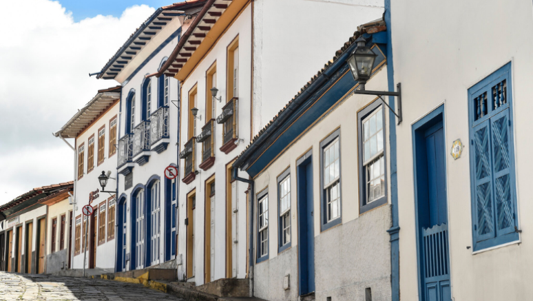Entre os principais monumentos que compõem o centro histórico, destacam-se o Museu do Diamante e a Biblioteca, as residências nobres e as igrejas, como a de Nossa do Carmo e a Igreja de São Francisco