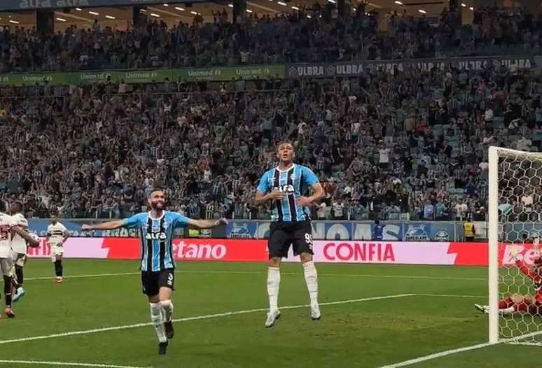 Carlos Vinícius meteu a pose pela primeira vez na Arena –