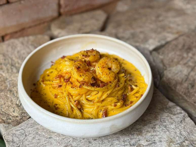 O prato de Lino Villaventura pode ser feito com mezze rigate ou linguine, como na imagem 