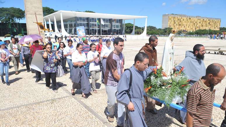 Religiosos em manifestação em 2012, em frente ao STF, contra a descriminalização do aborto em caso de feto anencéfalo; Barroso atuou como advogado no processo