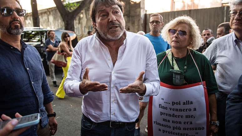 O jornalista Sigfrido Ranucci participou de manifestação em Nápoles contra os cortes impostos pelo governo à RAI, emissora pública italiana, em 27 de junho de 2025.