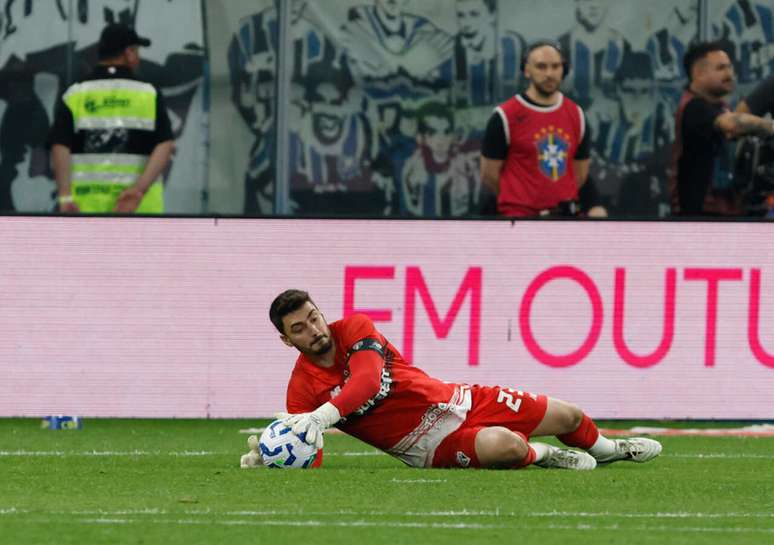 Rafael fez pelo menos quatro boas defesas na partida &ndash;