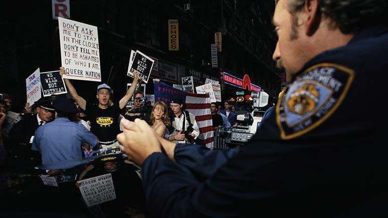 Ativistas dos direitos dos homossexuais nos anos 1990 protestaram contra a pol&iacute;tica "n&atilde;o pergunte, n&atilde;o conte" das For&ccedil;as Armadas dos Estados Unidos