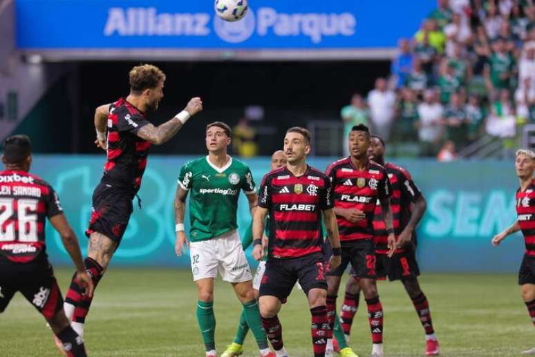 Flamengo e Palmeiras duelam pelo Brasileirão no domingo.