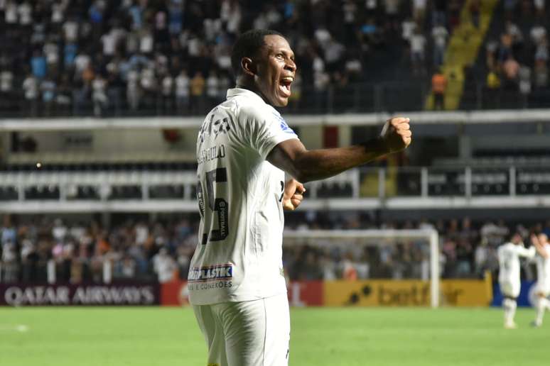 Bryan Angulo defendeu o Santos em 2022 