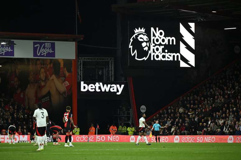 Campanha contra o racismo em uma partida da Premier League 
