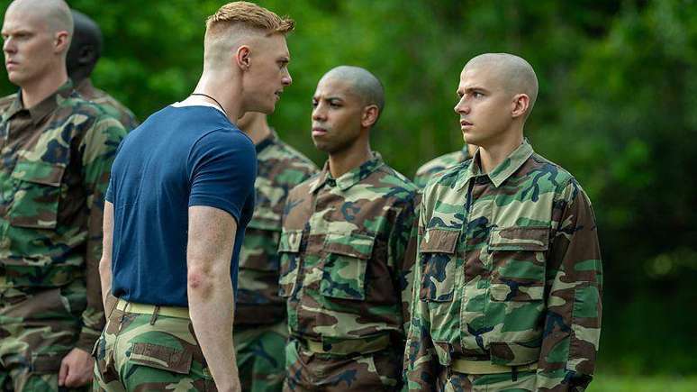 Boots conta a hist&oacute;ria de um adolescente gay que n&atilde;o saiu do arm&aacute;rio (interpretado por Miles Heizer, &agrave; direita), que se alista no Corpo de Fuzileiros Navais dos Estados Unidos