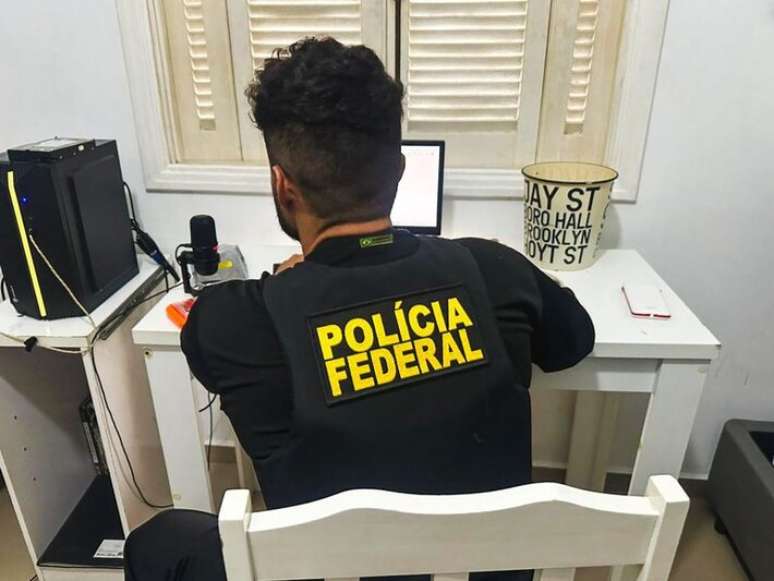 PF deflagra operação para apurar ameaças de violência contra universidade federal em Santos.