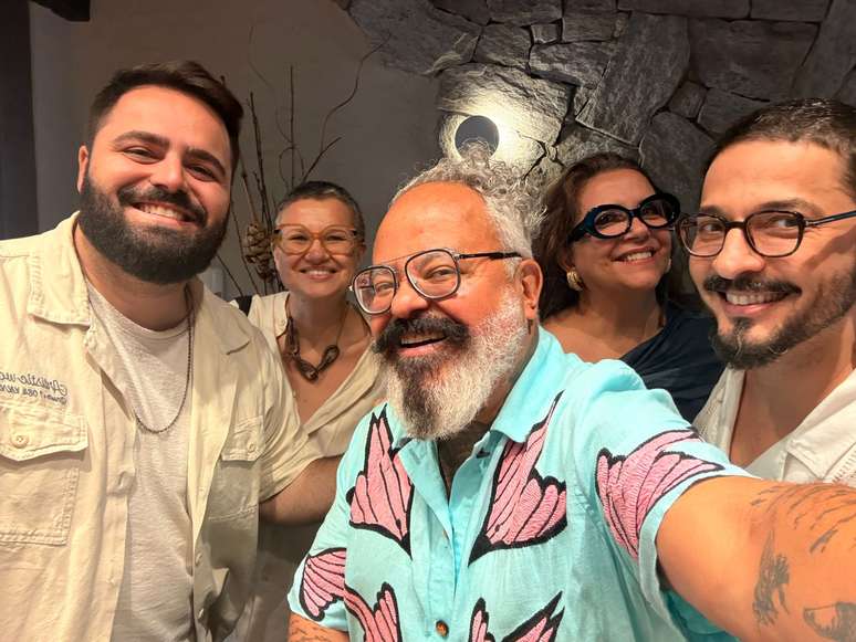 Ronaldo Fraga (à frente) e sua equipe ao lado de Bruno Furlanetto (à esquerda) – (