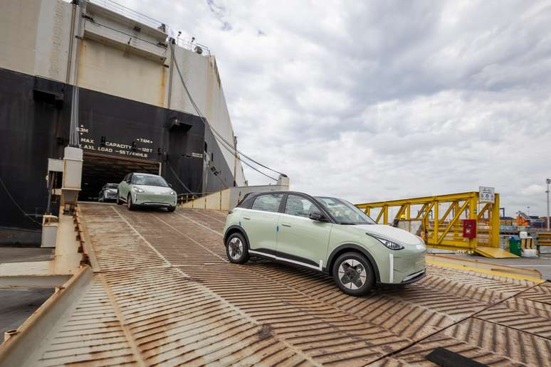 Primeiras unidades do Geely EX2 já chegaram ao Brasil