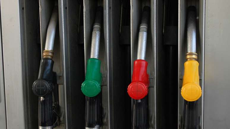 A subst&acirc;ncia &eacute; frequentemente utilizada em solventes e combust&iacute;veis &ndash; depositphotos.com / dejtan05