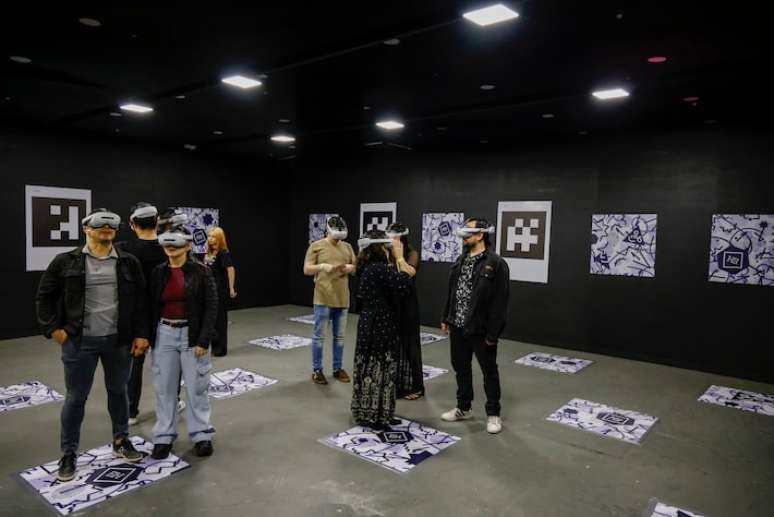 De fora, uma sala estranha. Mas, por dentro de cada um dos &oacute;culos de realidade virtual, um universo extraordin&aacute;rio.