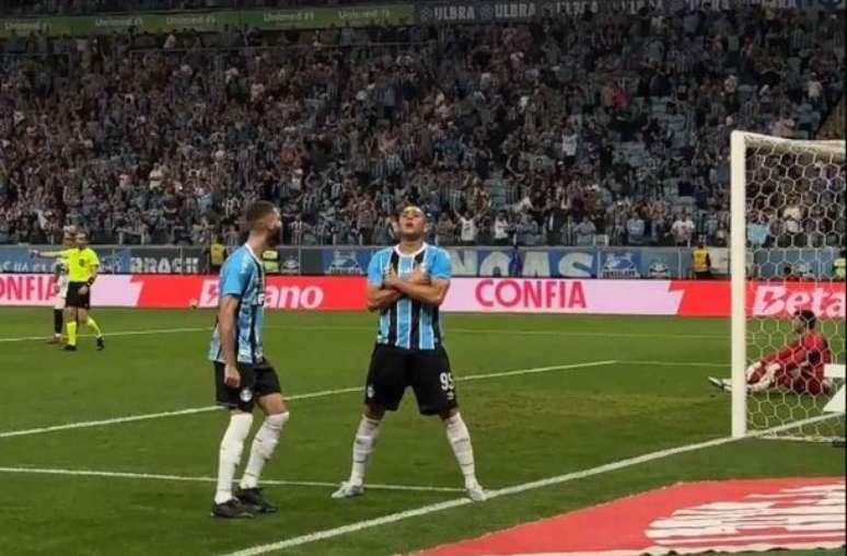 Carlos Vinícius meteu a pose pela primeira vez na Arena –
