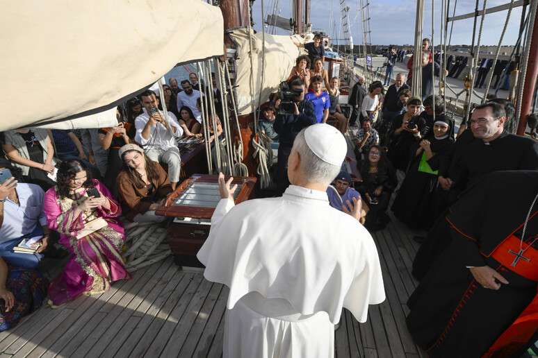 Veleiro, que concluirá tour pelo mundo, está atracado em Ostia
