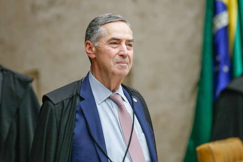 O ministro Luís Roberto Barroso pediu a Edson Fachin que marque sessão extraordinária para registrar seu voto sobre a descriminalização do aborto antes da aposentadoria.