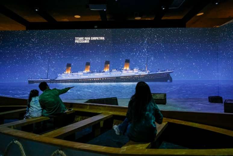Sala imersiva coloca o visitante dentro do bote salva-vidas do Titanic.