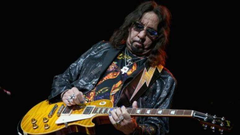 Ace Frehley se apresenta, após deixar o Kiss