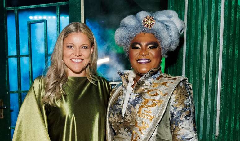 Idênticas! Fantine, do Rouge, faz aparição muito rara com filha de 17 anos e adolescente chama atenção pela semelhança com a mãe.