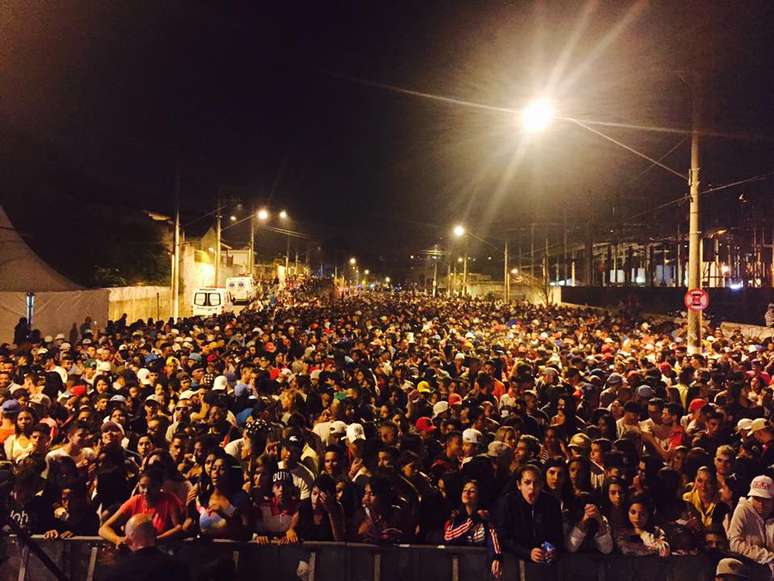 Como a foto deste baile funk em Piritiba evidencia, o pancadão é um fluxo gigantesco de pessoas, sem organização central.