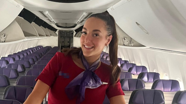 Alana Pow quando trabalhava como comissária de bordo
