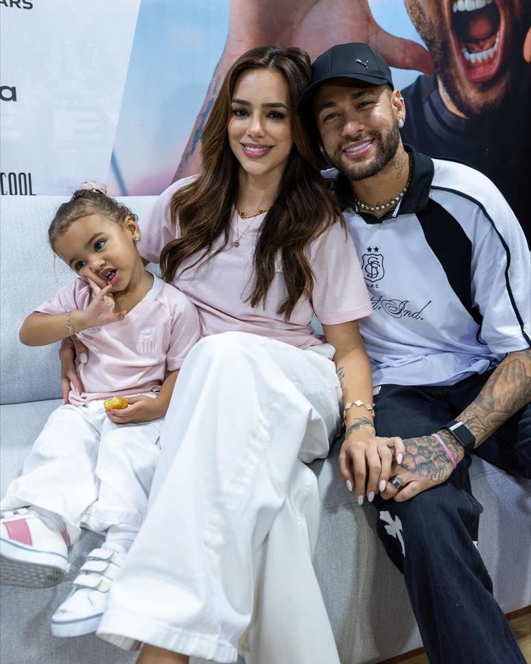 Neymar postou foto ao lado da esposa no &uacute;ltimo jogo do Santos