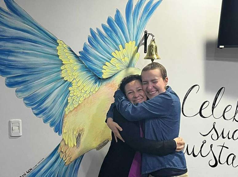 Helena and Letícia together rang the bell which symbolizes the end of a phase of cancer treatment