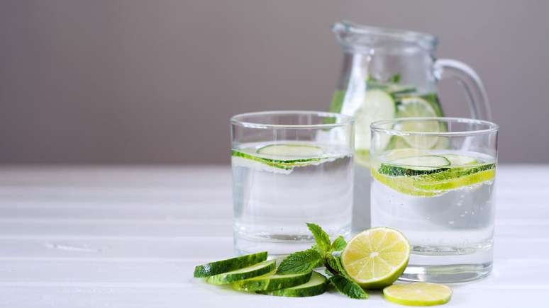 &Aacute;gua com g&aacute;s e com lim&atilde;o &eacute; uma &oacute;tima sa&iacute;da &ndash; depositphotos.com / different_nata