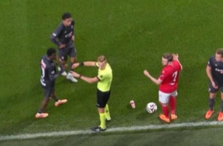 Jogo entre Standart Liege e Antwerp foi interrompido após o árbitro ser atingido por um copo