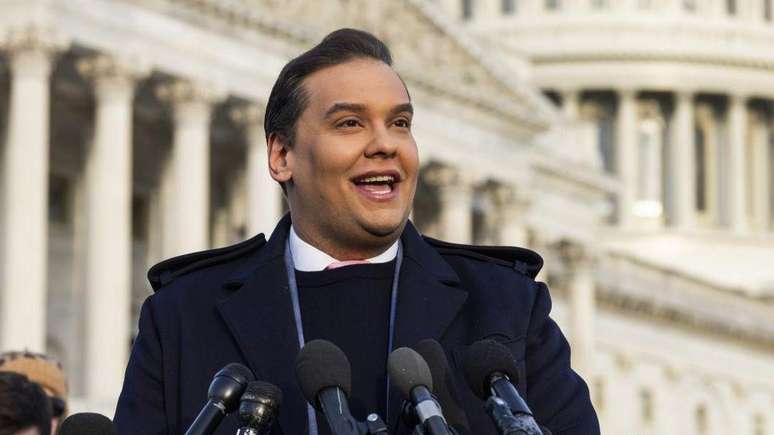 George Santos em foto de 2023; ele é filho de brasileiros e nasceu em Nova York