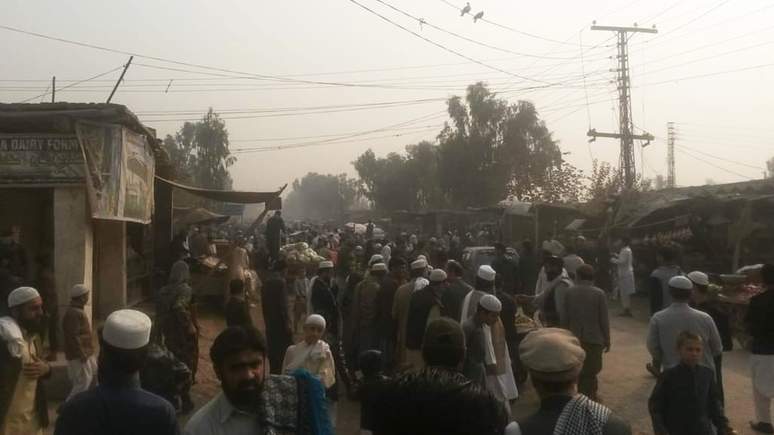 O campo de refugiados de Shamshato, após as orações da sexta-feira, em 1997