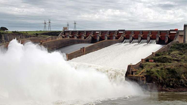 A gigante Usina de Itaipu produz 90% das necessidades de eletricidade do Paraguai