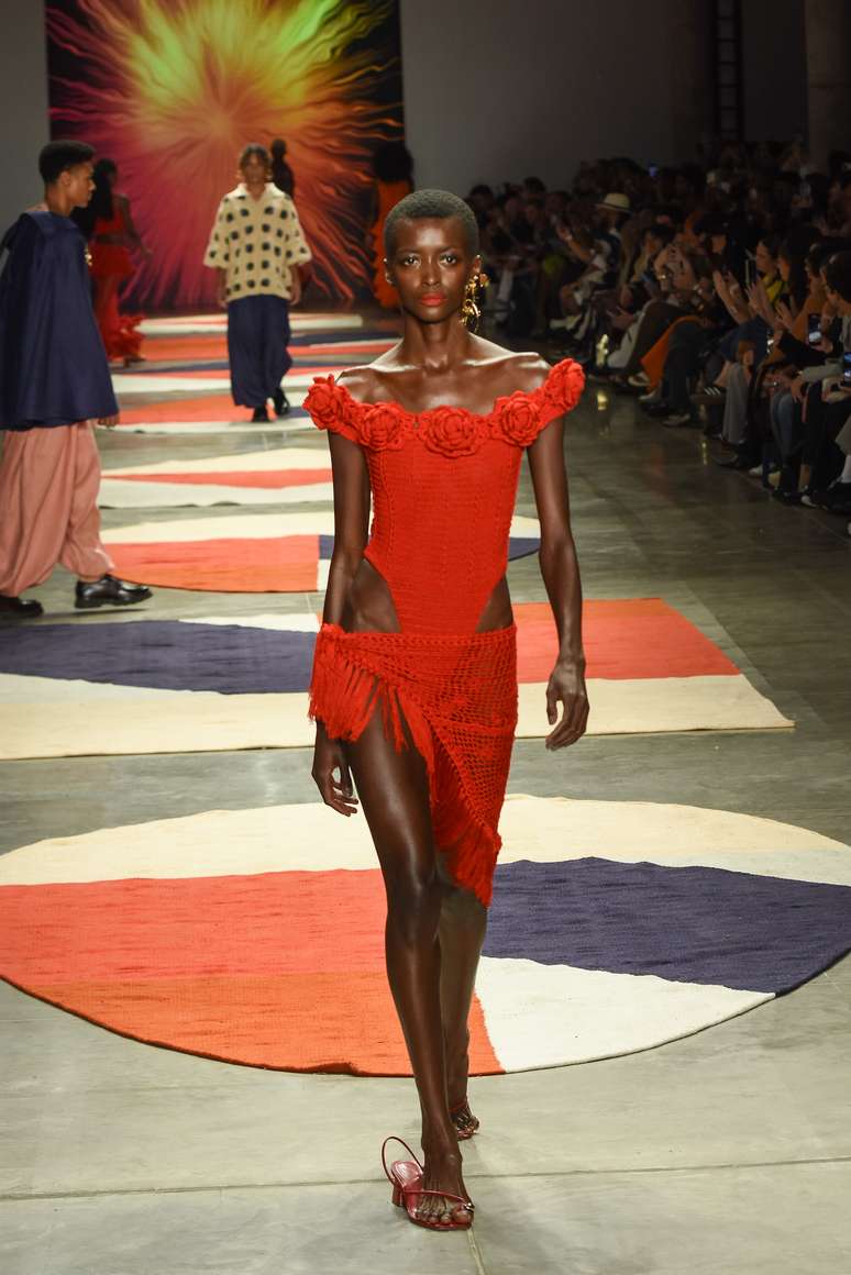 Modelo com sandália quebrada 