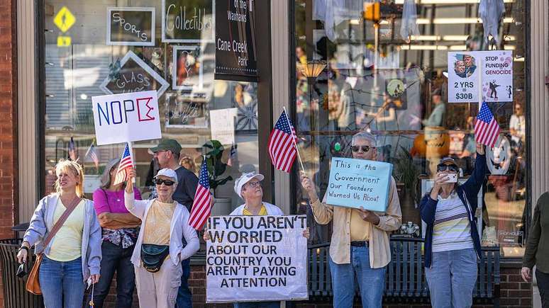 Manifestantes na cidade de Waxhaw, na Carolina do Norte