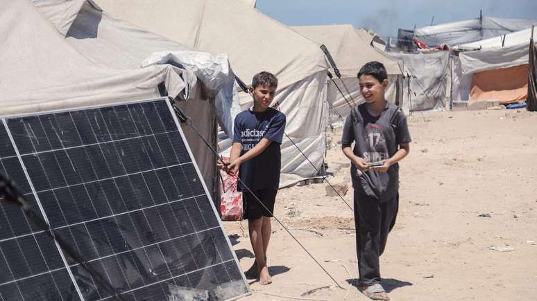 Painéis solares fornecem energia para famílias vivendo em barracas perto da Cidade de Gaza