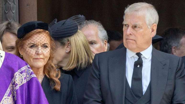 Príncipe Andrew é alvo de uma nova série de denúncias que abalam a família real britânica.