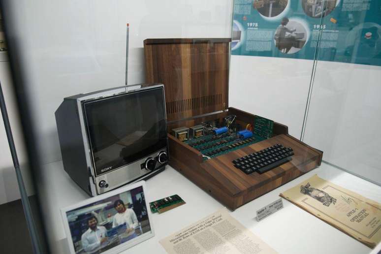 Uma réplica funcional do computador Apple 1 original, em exibição no Museu da Apple em 16 de março de 2023, em Varsóvia, Polônia.