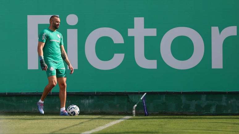 Weverrton participa do treino com a mão imobilizada –