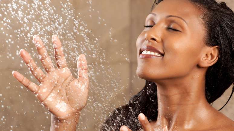 A maioria das bact&eacute;rias lan&ccedil;adas pelo jato do chuveiro &eacute; inofensiva, mas algumas podem causar infec&ccedil;&otilde;es oportunistas e at&eacute; perigosas