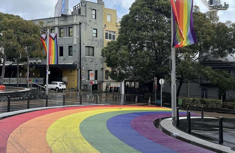 A interseção arco-íris na Taylor Square, em frente ao Qtopia – Wikimedia Commons/Raul Reinhardt