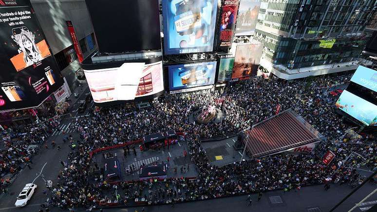 Manifestantes reunidos na Times Square, &aacute;rea tur&iacute;stica da cidade de Nova York