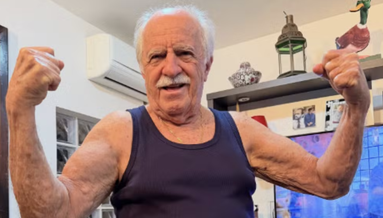 At 92, Ary Fontoura shows defined arms: ‘Old is beautiful’