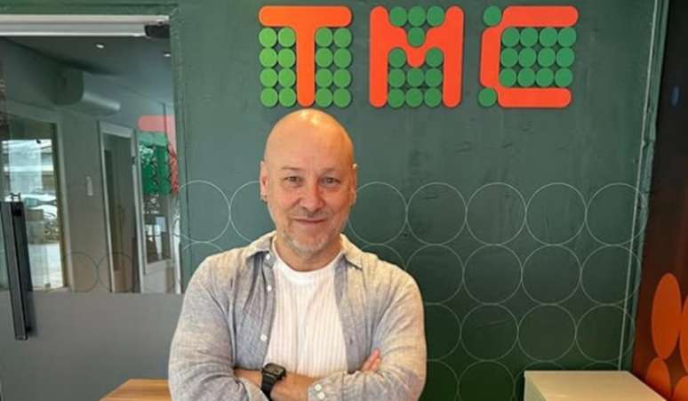 O jornalista Flavio Gomes na redação da rádio TMC, em São Paulo